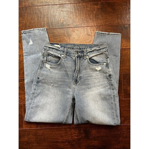 American Eagle Distressed High Rise Light Wash Mom Jean Sz 2 - Picture 1 of 8